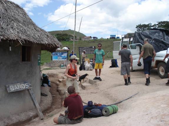 Grupo prepara-se para a subida do Monte Roraima, na  Venezuela, em 2007